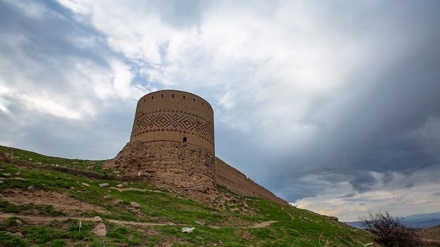 イラン北西部のメシュギーンシャフル古代城砦；イランの歴史的な建築様式の驚異の象徴