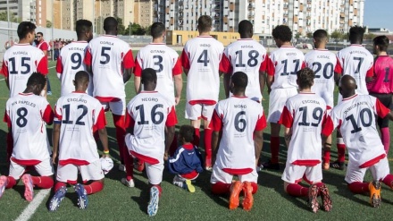 英国のサッカー選手が、人種主義に抗議