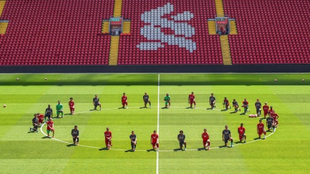 Futbollistët nga dy klube angleze protestojnë kundër racizmit