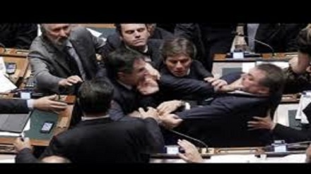 Rissa in Parlamento italiano: spalla lussata per un senatorere. Riicoverato 