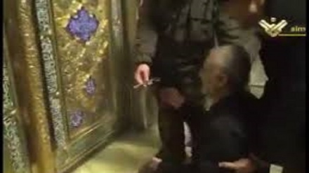 VIDEO poco visto: il martire Soleimani apriva le porte del mausoleo di Hazrat Zeinab (sa) a Damasco