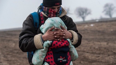 Migranti, a piedi nudi nella neve in Bosnia: 'Aiutateci o moriamo'