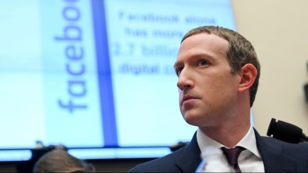   Tra i dati rubati a Facebook anche il cellulare di Zuckerberg