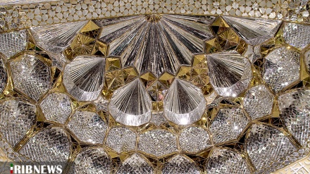 (FOTO) Iran, l'arte allo specchio al mausoleo di Imam Reza (as)