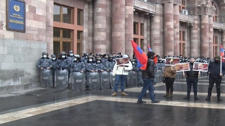 Ermənistoni dıvləti muxalifon ijən ın kişvəri parlamenti ətrofədə eteroz aksiya bərpo kardışone.