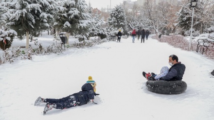 Salju Lebat Turun, Remaja Tabriz Bergembira (2)