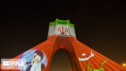 (FOTO) Tehran, giochi di luce sulla Torre Azadi - 2