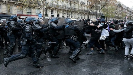 Франция полицияси намойишчиларга ваҳшийликча ҳужум қилмоқда (видео)