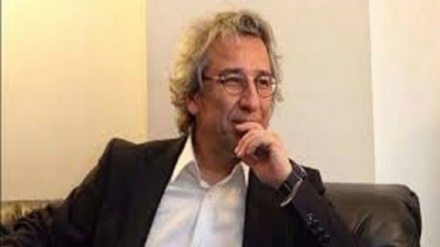 Turchia, giornalista dell'opposizione Dundar condannato a 27 anni