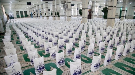 Pembagian 30 Ribu Paket Sembako di Iran Barat (1)
