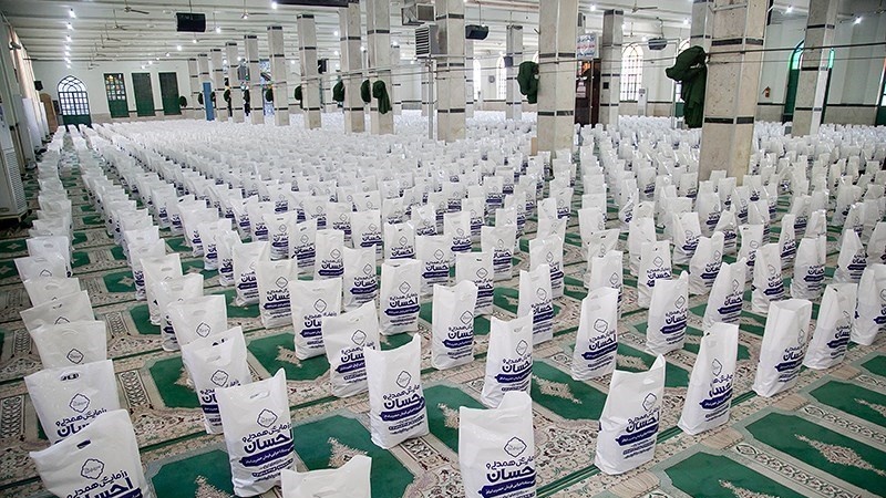 Pembagian 30.000 paket sembako di Kermansah, Iran Barat.