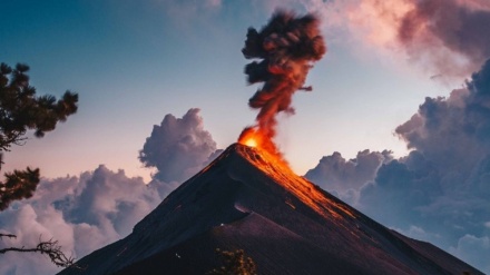 中米グアテマラのフエゴ火山の噴火の様子