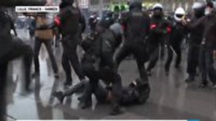 Франция полицияси хавфсизлик қонунининг мухолифлари билан тўқнашди (видео)