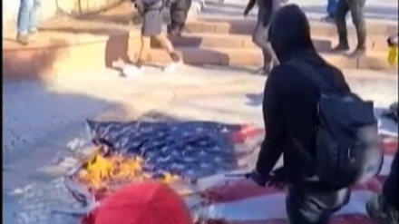 米・デンバー市でバイデン氏就任後、同国星条旗に放火　