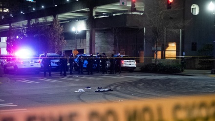 米で、警察車両が歩行者に突っ込む