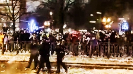 (VIDEO) Russia, i manifestanti lanciano palle di neve contro la polizia!