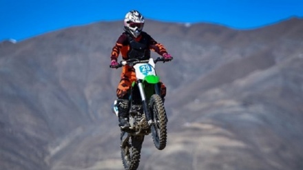 イラン北東部マシュハドで、女性ライダーがバイク練習