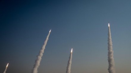 イラン革命防衛隊演習で、敵艦を想定しての長距離弾道ミサイル作戦が実施