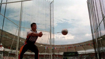 دریافت نشان خدمات قابل توجه درتوسعه دو و میدانی ورزشکار تاجیک 