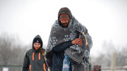 Hundreds of migrants stranded in freezing weather in Bosnia