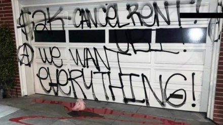 Usa, vandali con teste di maiale e scritte davanti alle case di Pelosi e McConnell