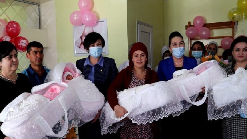 نخستین پنج قلوهای تاجیکستان در واپسین ساعت های سال 2020 در زایشگاه مادر و کودک شهر دوشنبه به دنیا آمدند