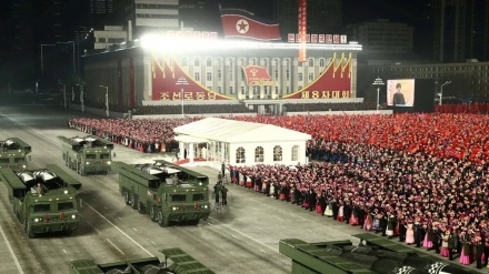 Corea del Norte realiza desfile militar entre fuegos artificiales