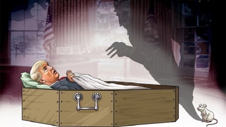 Аз сояи худаш ҳам метарсад