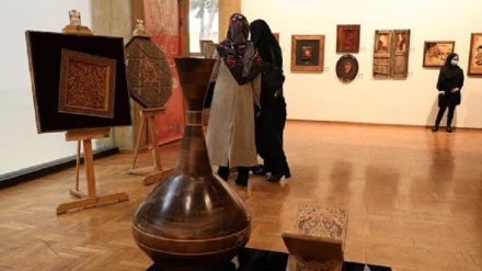 テヘランで、国内の工芸家による木工画展が開催