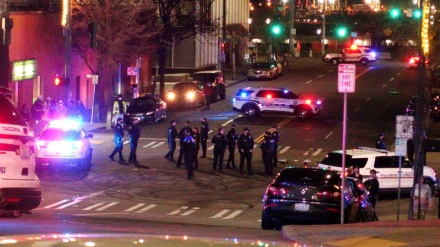 Video: Un auto policial atropella a una persona en Washington 