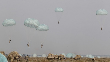 伊朗陆军演习中使用进攻型武器，进行联合空降行动