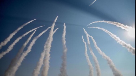 Irán inicia ejercicios militares con lluvia de misiles balísticos(Video+Fotos)