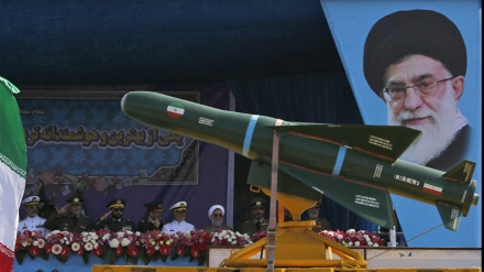 イラン軍発射の弾道ミサイルが、米空母近くで爆発