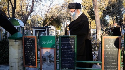 (FOTO) Leader rende omaggio ai martiri della Rivoluzione islamica - 1