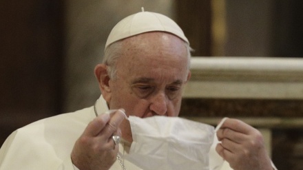 Papa contro chi pensa a vacanze e non a chi soffre: Addolora