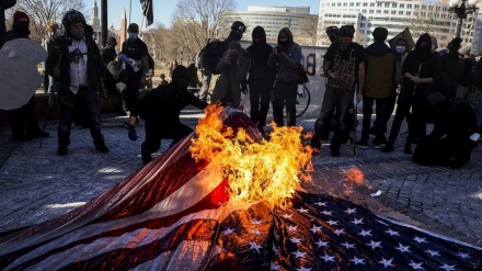 Protestuesit djegin flamurin amerikan pas ceremonisë së inaugurimit të Biden
