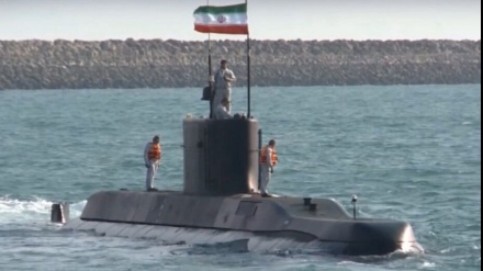 شلیک اژدر از زیردریایی بومی فاتح در رزمایش اقتدار دریایی ۹۹ ارتش ایران