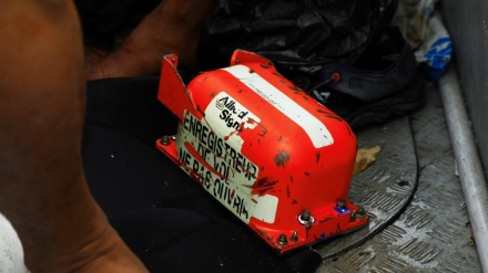 墜落したインドネシア機のフライトレコーダー回収