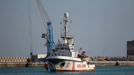 Migranti: Open Arms a Porto Empedocle, sbarco 50 minori