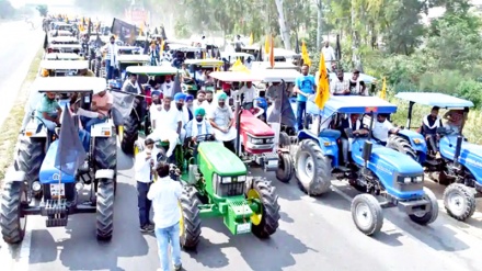 कड़ाके की ठंड में आंदोलनकारी किसानों का बढ़ता पारा, ट्रैक्टर रैली निकालने की तैयारी शुरू