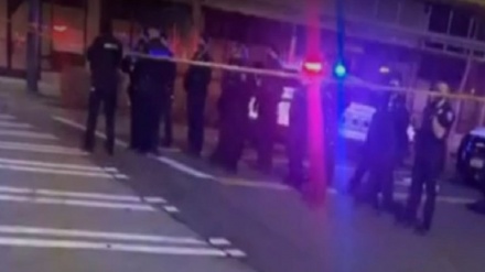 Америка полицияси машинасининг йўловчиларга қилган даҳшатли  ҳужуми (видео)