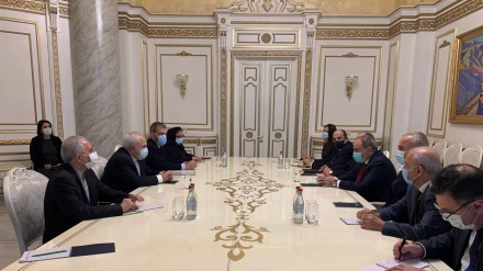 Zarif Ermenistanyň premýer-ministri bilen duşuşdy