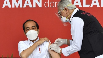 インドネシアでワクチン接種開始、大統領が第1号接種者に