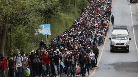 Guatemala, polizia si scontra con migranti partiti da Honduras + VIDEO