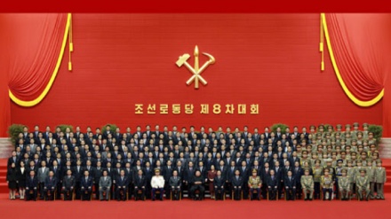 北朝鮮総書記が「人民｣を強調、選出された党・内閣幹部と記念撮影