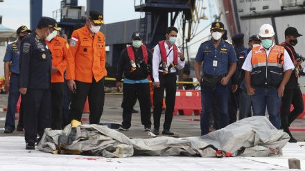 Mbledhja e mbetjeve të avionit të linjave ajrore të Indonezisë nga deti