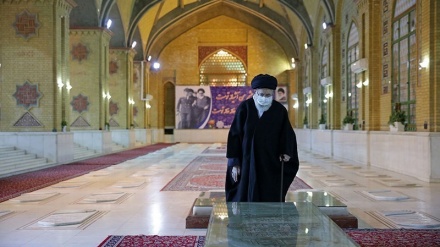 Hari Pertama Dah-e Fajr, Rahbar Menziarahi Makam Syuhada 