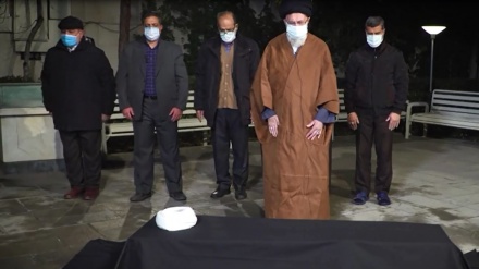 Shalat Jenazah Ayatullah Misbah Yazdi di Kediaman Rahbar