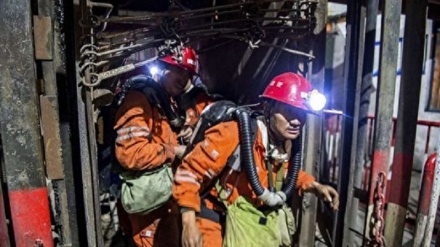 救援人员正试图营救遇难的矿工