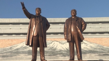 北朝鮮市民らが、故国家主席銅像前で年始を祝う